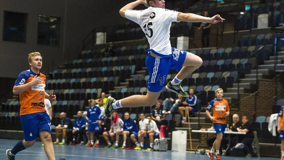 Olle Ivarsson Hamberg gjorde en strålande fjolårssäsong i IFK Nyköping. Men i höst ser det inte ut att bli någon handboll alls för kantspecialisten.