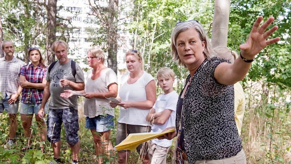 Agneta Scharp pekar ut en plats mitt bland lägenhetshusen i Brandkärr där det låg en bytomt på 1400-talet.
