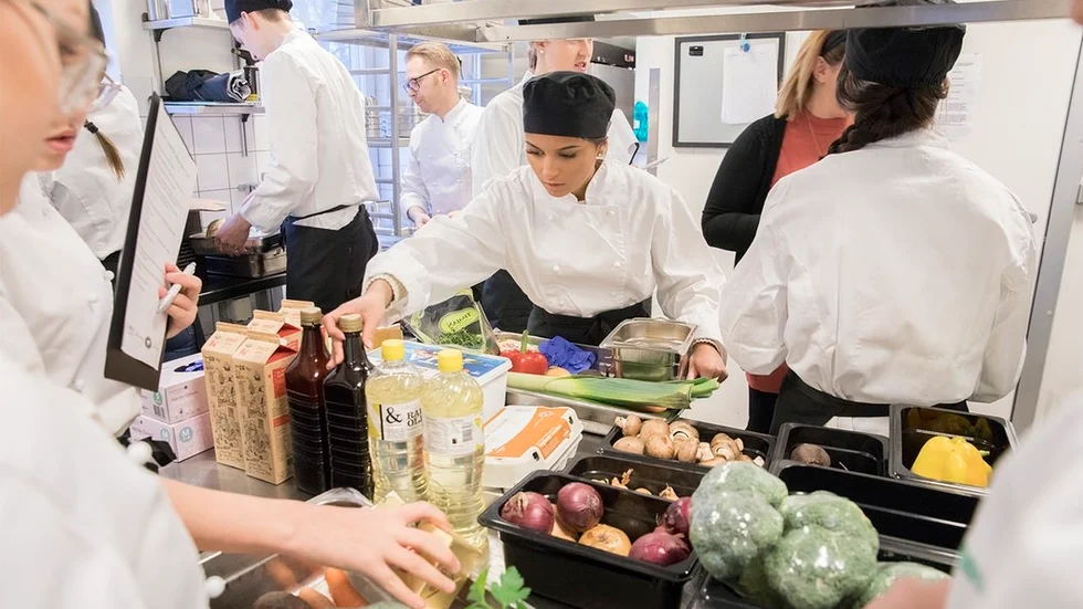 Det blev full rusch i restaurangköket när startskottet gick för att välja råvaror till lagens köttfärsrätter.
