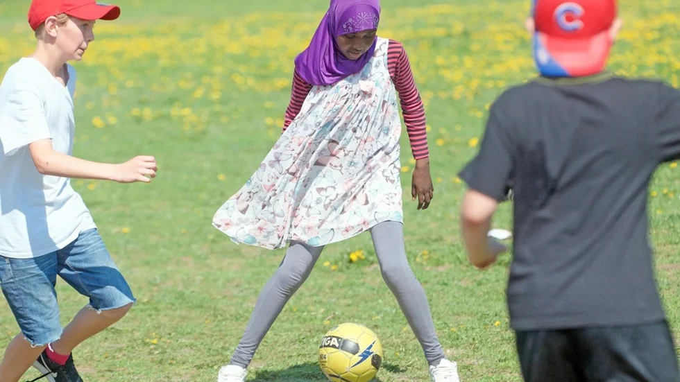 Ganska många lag har haft problem att få med tjejer. Men Släbros Saara Hassan, Alicia Freiman och Sumaya Hassan klev inte direkt undan denna stekheta majonsdag.