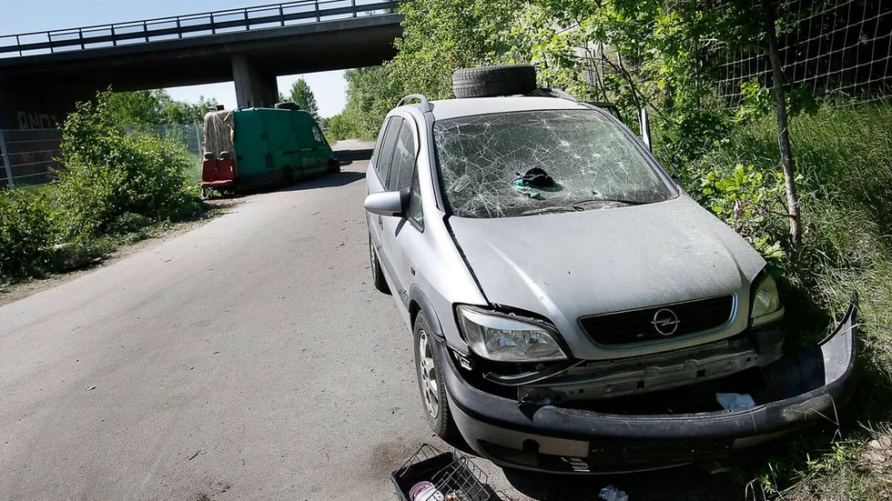 Flera bilvrak syns till vid EU-migrantlägret i Folkesta.