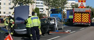 Tre bilar i krock – förare fick klippas loss