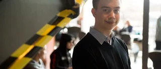 Elliot,16, debuterar som författare på eget förlag: "Känslan är obeskrivlig"