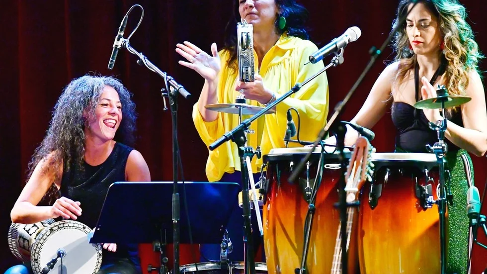 Den förbjudna orkestern spelade och sjöng i går kväll i den slutsålda Eventsalen i Oxelösund med från vänster Simona Abdallah, Nadin al Khalidi och Liliana Zavala.