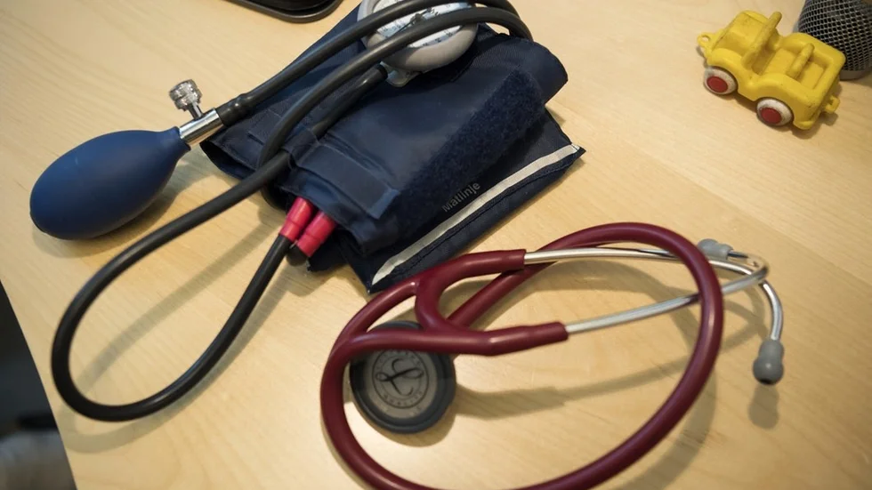 Regeringens förmånsbeskattning av sjukvårdsförsäkringar kommer att slå hårt mot Sveriges småföretagare samtidigt som det förlänger vårdköerna, skriver Anna-Greta Lundh och Björn Lindgren.  FOTO: VILHELM STOKSTAD/TT