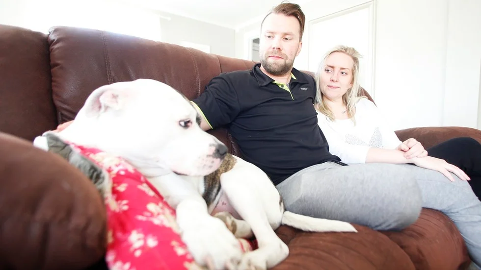 Jan och Jessica Röntynen såg fram emot att bli föräldrar. I stället väntade flera veckor av oro och smärta. Samtidigt fick de utstå nyfikna kommentarer från människor som inte hade en aning om vad de gick igenom.