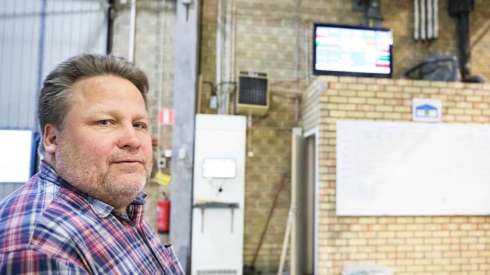 Patrik Setterman, platschef, vid väggskärmen som visar hur produktionen löper.