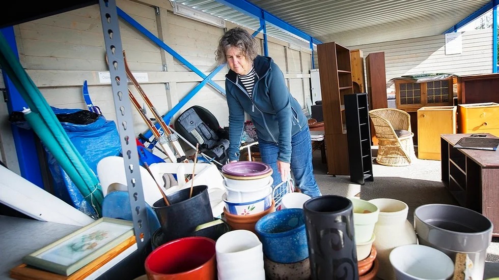 Ulla Tjärnlund ska flytta och lämnar in grejer som hon inte längre behöver.