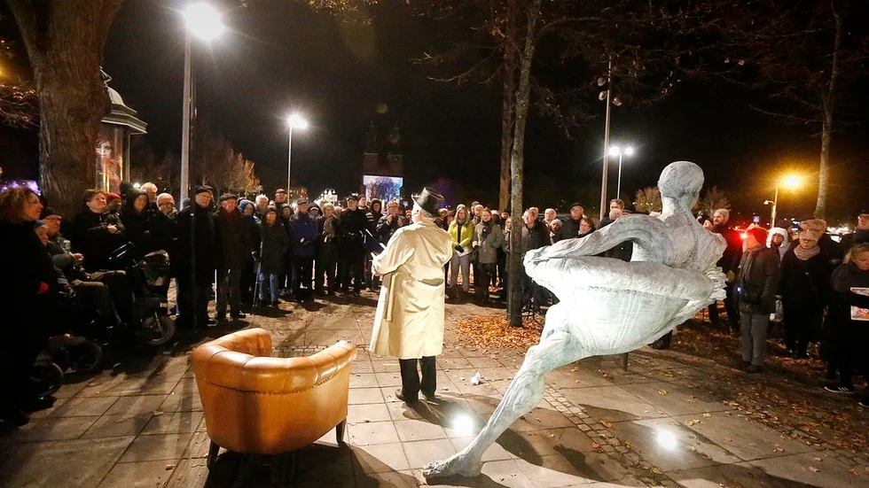Världspremiären av J A Selanders upplysta citat på gatan som uppkallades efter honom år 2005. Selander var chefredaktör på Eskilstuna-Kuriren i 43 år mellan 1920-1963.