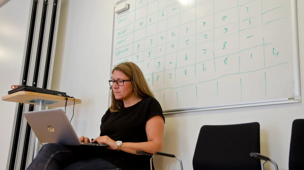 Ann-Sofie Lifvenhage (M) och flera andra politiker följde räkningen av post- och budrösterna på kommunhuset på onsdagen.