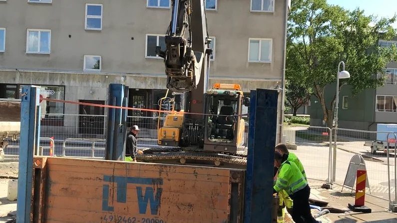 Kommunen letar efter en vattenläcka vid Strömmentorget.