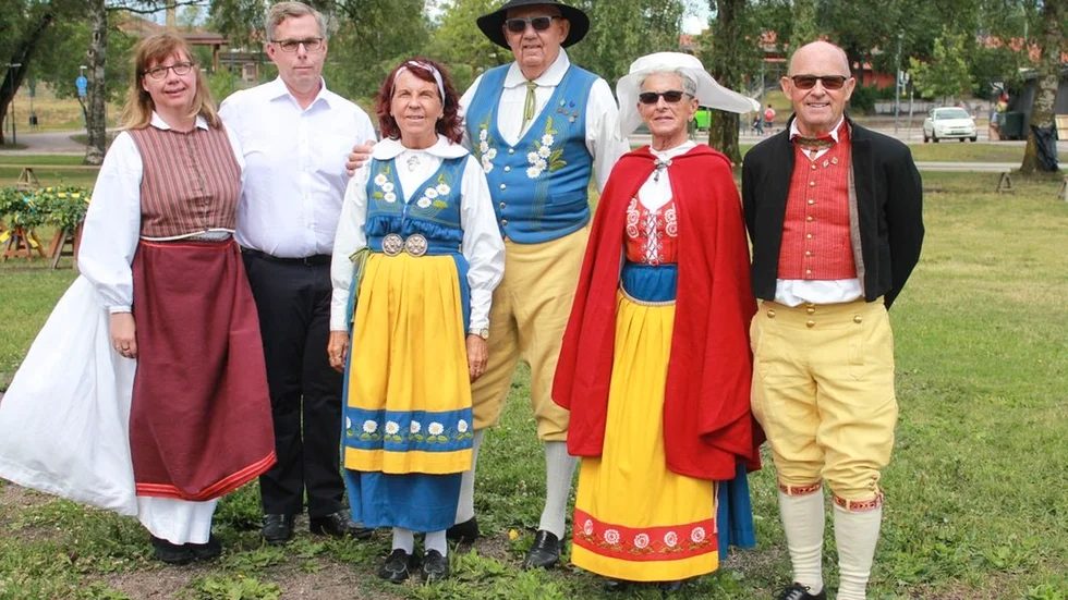 Folkdansarna Margareta och Klas-Göran Almkvist, Yvonne och Christer Salberg samt Camilla Björk och Rolf Johansson dansade efter stångresningen.