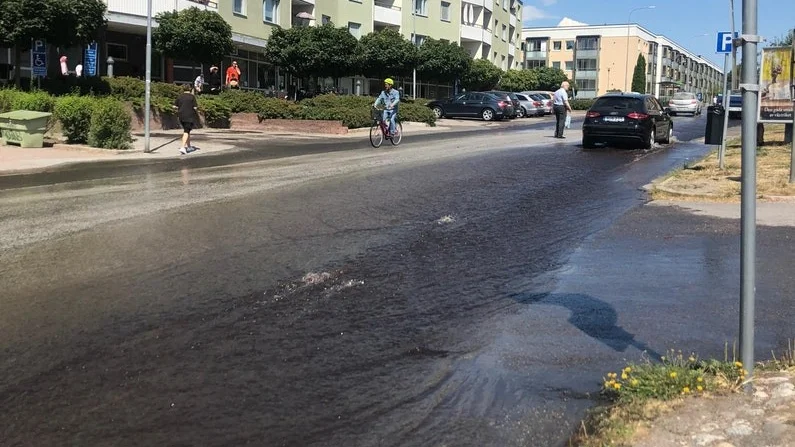 En trasig vattenledning orsakar översvämning på Jupitervägen i Nyköping