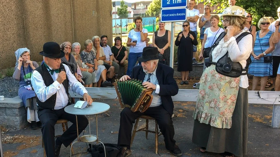 Sketch: Olof Thunman och Edvin Eriksson i Orresta. Till höger: Yvonne Udenius.