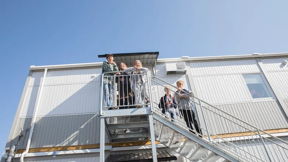 Elevernas flytt till de tillfälliga barackerna vid Slottsskolan föregicks av en hel del förberedande arbete, utfört av lärare på övertid beviljad av rektor.