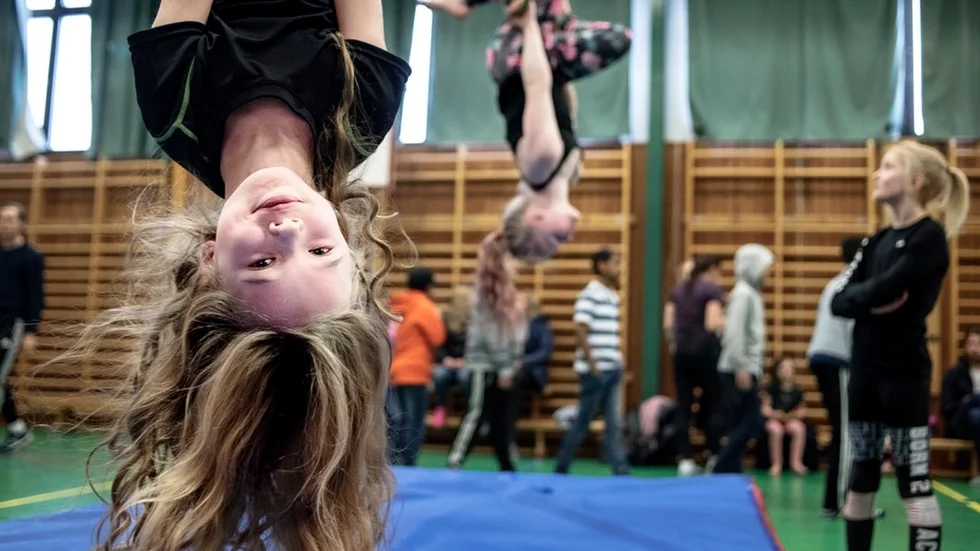 Under cirkusdagen var det många som ville prova på cirkusknep i ringarna. Astrid Andersson, 8 år, lärde sig att hänga upp och ner och tycket det var riktigt roligt.