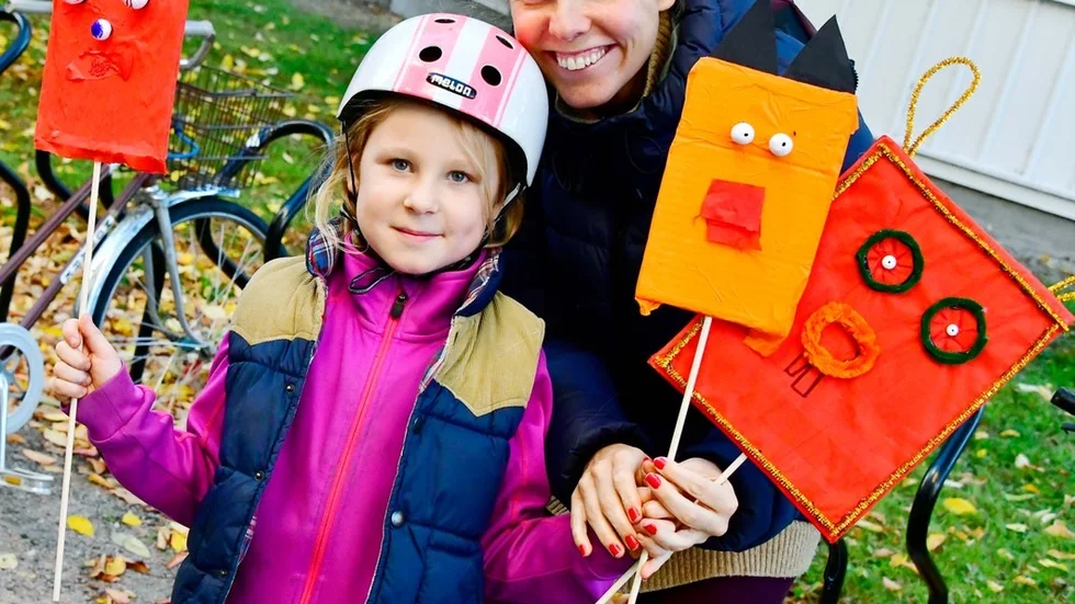 Ellen Söderström hade varit med mamma Nina på öppen skaparverkstad i Barnkulturcentrum.– Jag tänkte göra monster till Halloween, så jag kan pynta i trädgården inför Bus eller Godis.