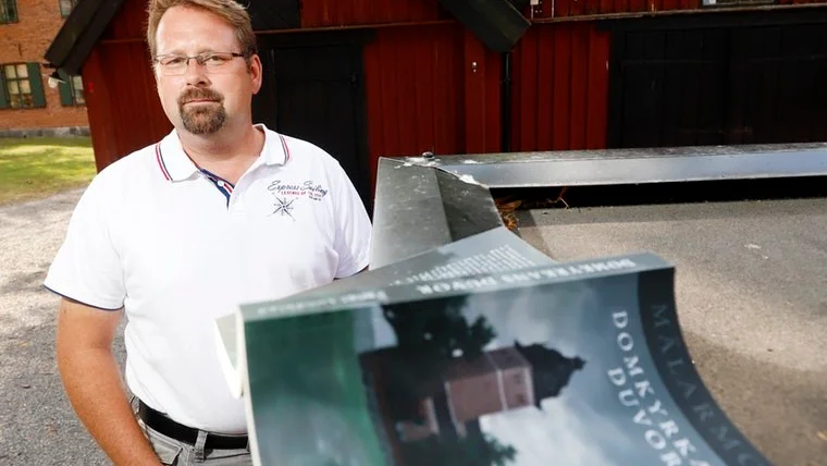 Handlingen i Bengt Lundblads deckare "Domkyrkans duvor" utspelar sig på 1940-talet men har flera likheter med den stöld som skedde i domkyrkan i tisdags. Lundblad arbetade som hantvekare i kyrkan för cirka 30 år sedan.