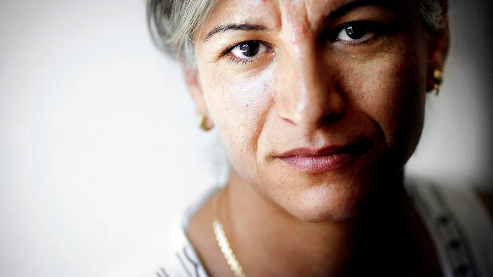 V är emot skyhöga direktörslöner och arvoden, inte mot att folk ska kunna få ersättning för det arbete eller uppdrag de gör, förtydligar Roja Mahmoudi (V).