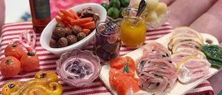 Pillrig arkeolog tillverkar miniatyrer i lera och garn