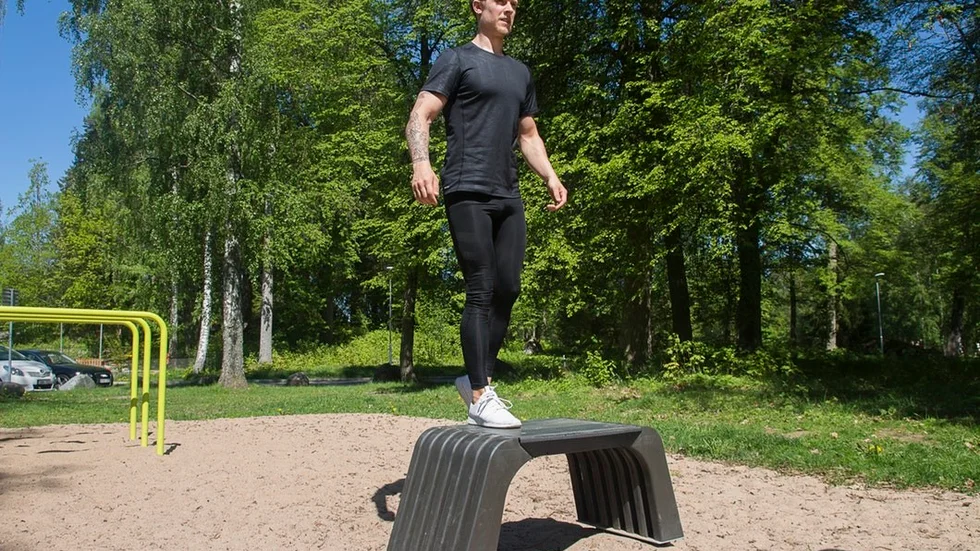 Steg två: Tryck ifrån med foten på bänken så att du med hjälp av benet lyfter kroppen och placera den andra foten bredvid den andra. Alternera mellan fötterna och variera höjden och hastigheten, beroende på om du vill träna musklerna eller flåset mest – ju snabbare desto mer ansträngande konditionsmässigt och ju högre bänk desto större muskulär belastning.