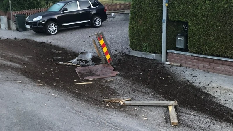 Billisten som körde över två blomlådor mitt i natten missade Robert Erikssons bil med bara några meter.