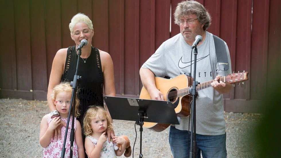 Johanna J:son-Lind med döttrarna Jessie, Peggy och musikerkollegan Tomas Zidén.