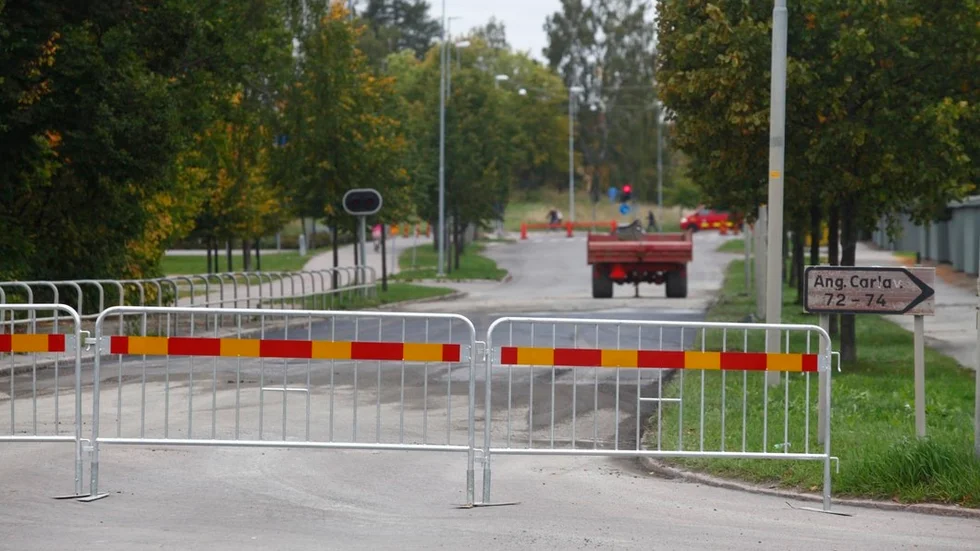 Carlavägen var helt avstängd upp mot Hemköp, ganska nära räddningstjänsten, i samband med vattenläckan.