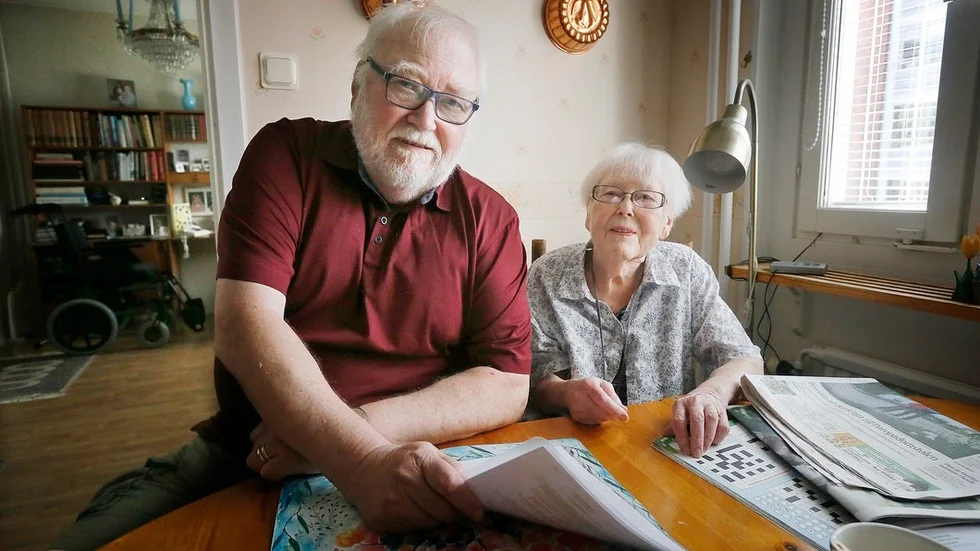 Ingrid Ekholm, 93 år, har väntat över fyra månader på att få flytta till ett äldreboende. Utan sonen Bo Ekholm, 72 år, hade det aldrig gått, berättar hon.