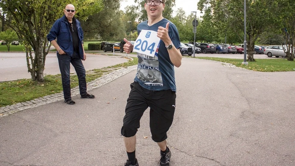 Felix Kähkönen gör tummen upp en bit in i loppet. Han kom först i mål på sträckan 2,5 kilometer.