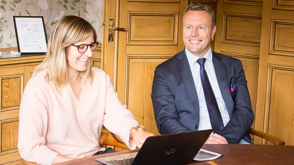 Det var glada miner när Emma Tonnes, regionchef för Företagarna, och Per Knutsson, Företagarna i Katrineholm, presenterade resultatet av Småföretagsbarometern.