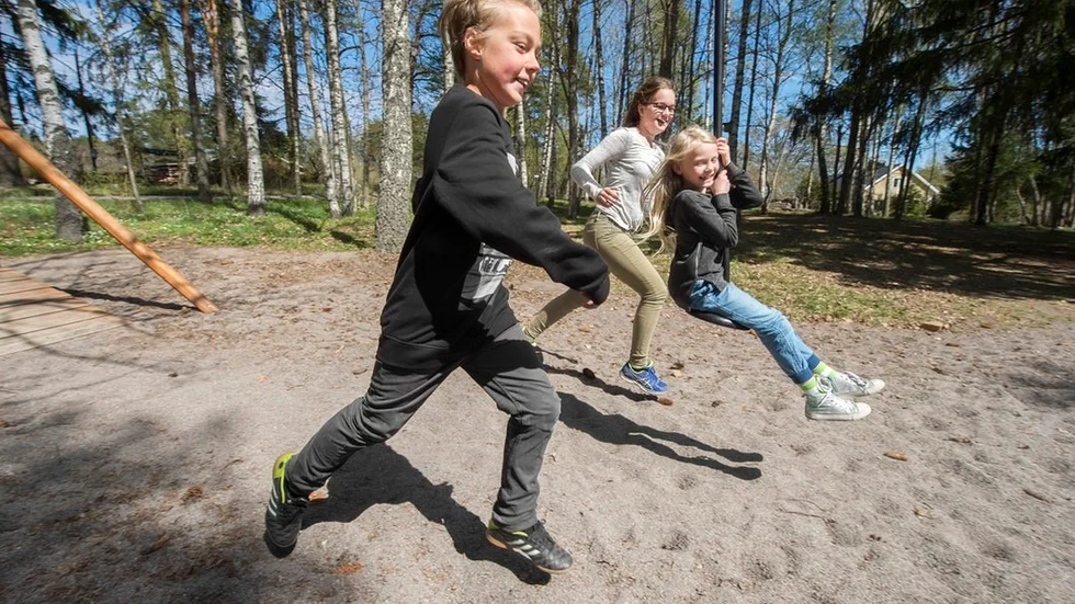 Föräldrarna protesterade så klart mot nedläggningen av skolan i Laxne, berättar eleverna. "Men med möte och dialog så har det gått riktigt bra med skolbytet", menar läraren Ingrid Lundahl.