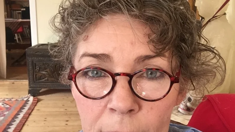 Stina Berge välkomnar alla till Strömmentorget. "Vi vill visa att vi vill hålla den röda tråden av medmänsklighet högt. Vi tolererar inte att Sverige vill skicka barn och unga till en livsfarlig plats."