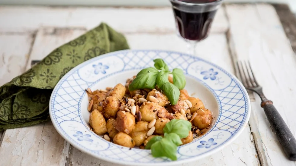 Orkar man inte göra egna gnocchi funkar det med färdigköpta. Här har jag skrämt upp dem med rökt paprikapulver, bacon och pinjenötter.