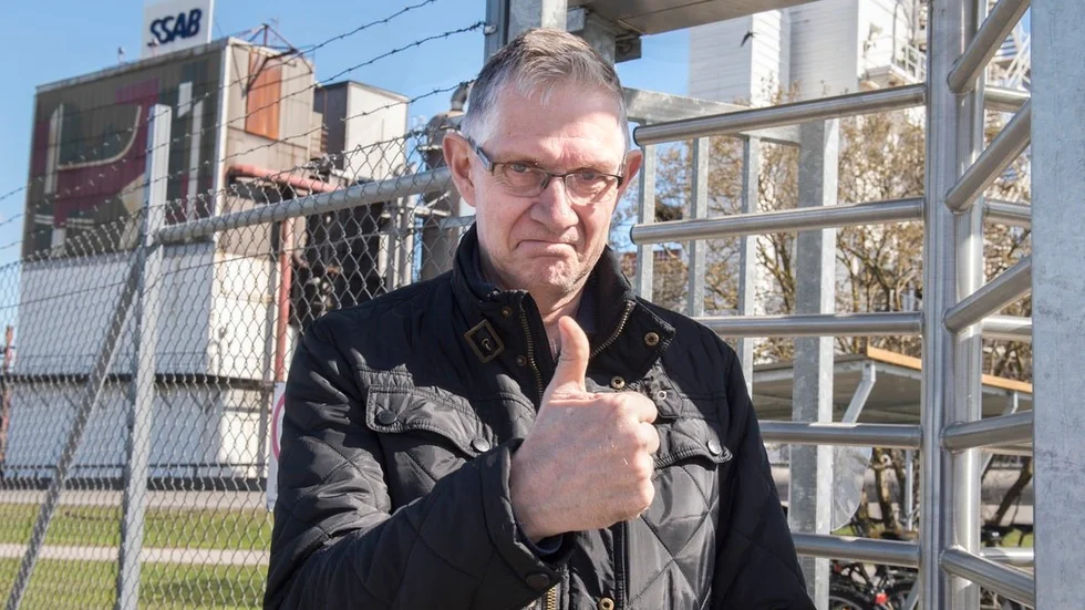 Tummen upp. Det gör Thomas Karlsson, på väg in till laboratoriet på SSAB i Oxelösund, när han får bekräftat att företaget vänt förlust till vinst. ”Ryktena har gått att det gått ganska bra. Vi har ju varit nere i en djup svacka länge så det här känns jäkligt bra faktiskt. Uppsägningarna förra året var nog nödvändiga, då gick det ju dåligt och man var tvungen att göra något. Det – tillsammans med att EU införde tullar på import av kinesiskt stål – har säkert hjälpt oss att vända.”