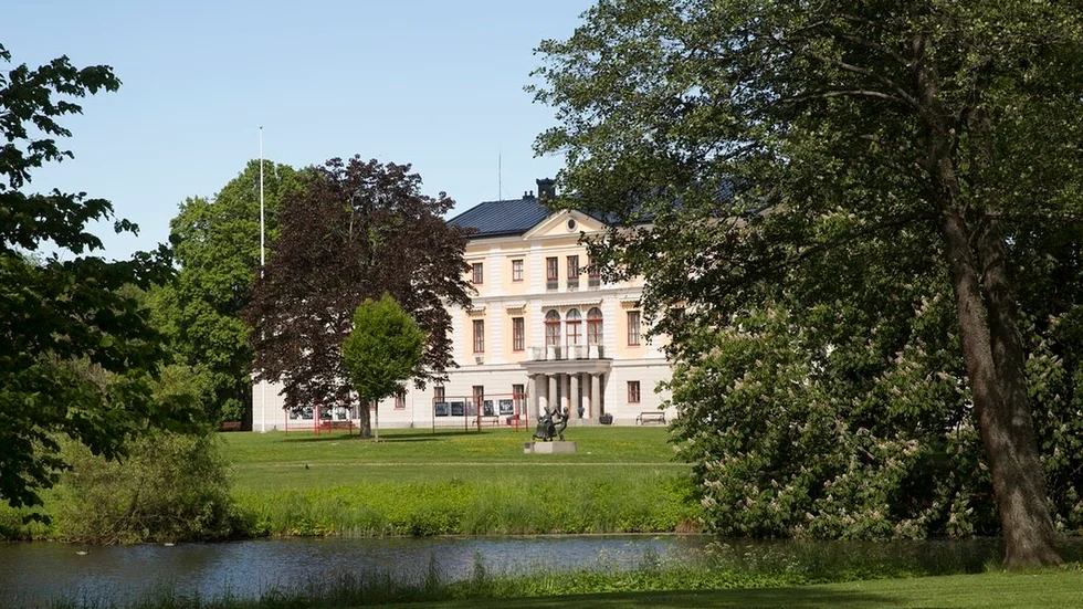 Säfstaholms slott är en av de arbetsplatser som ungdomarna erbjuds.