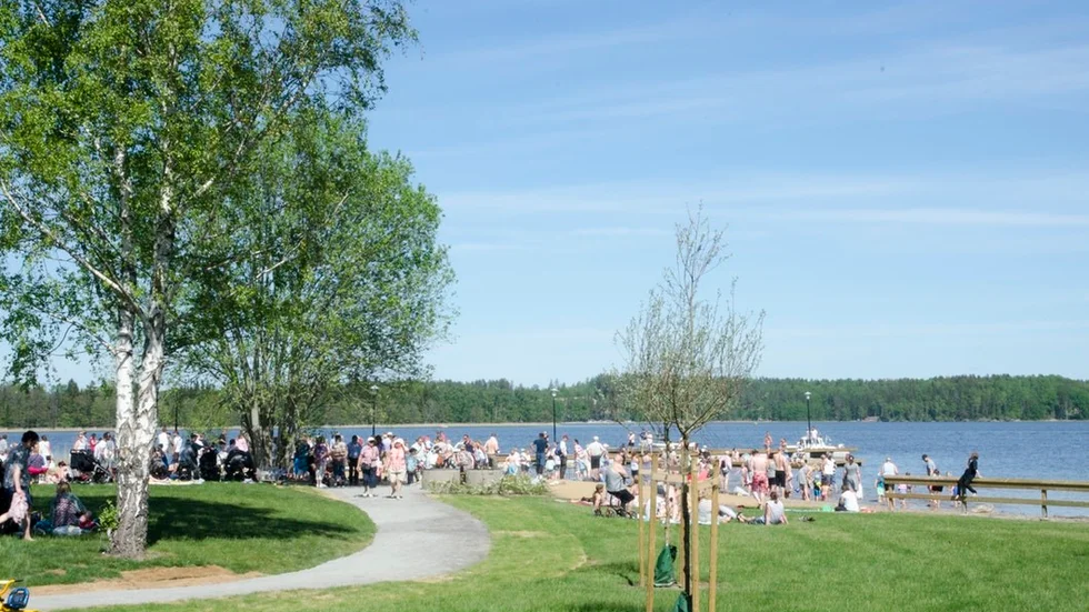 Många badsugna gäster kom till invigningen av badplatsen vid Frösjö Strand.