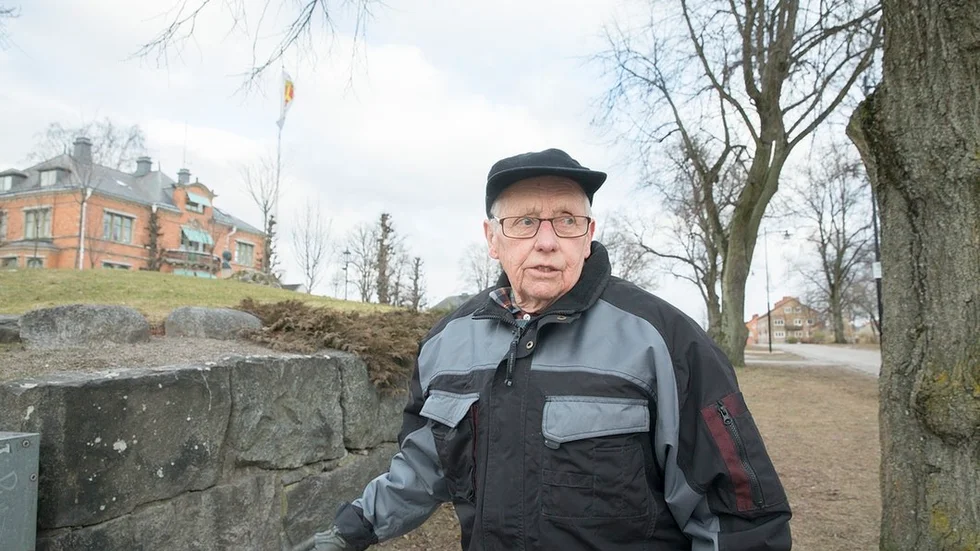 Stenmuren vid Gröna kulle ska Tore Dahlins morbror August Hjalmar Andersson ha lagt. Tore har inte belägg för att det stämmer, men det var vad han alltid hörde. Det var sådant arbete morbrodern gjorde, han var grundläggare. "Det måste nog vara en sten under, det måste ner så det blir frostfritt. Det som blir riktigt lagd, det håller hur länge som helst", säger Tore Dahlin.