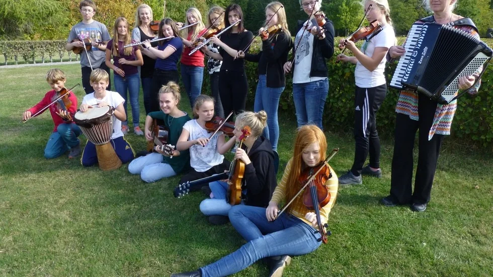 Nyfolket - GränslösaFörmodligen det band med flest medlemmar som deltar under gatumusikfestivalen. Det är ett 20-tal elever från Nyköpings musikskola som kommer bjuda på folkmusik från olika länder. Flera instrument finns representerade, däribland flöjt, gitarr, dragspel, slagverk och stråkinstrument. Under lördagen spelar de vid Stadshustrappan 12.00, och vid Ica Kronhallen 13.30.