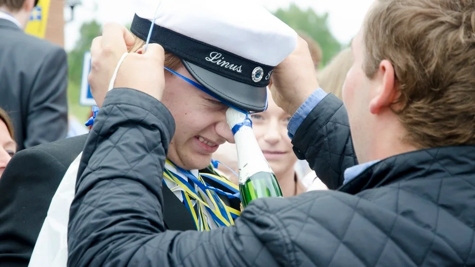 Det är inte lätt när det är svårt. Att hänga en flaska runt någons hals, när en stor studentmössa är i vägen, kan vara mer krångligt än det kanske ser ut.