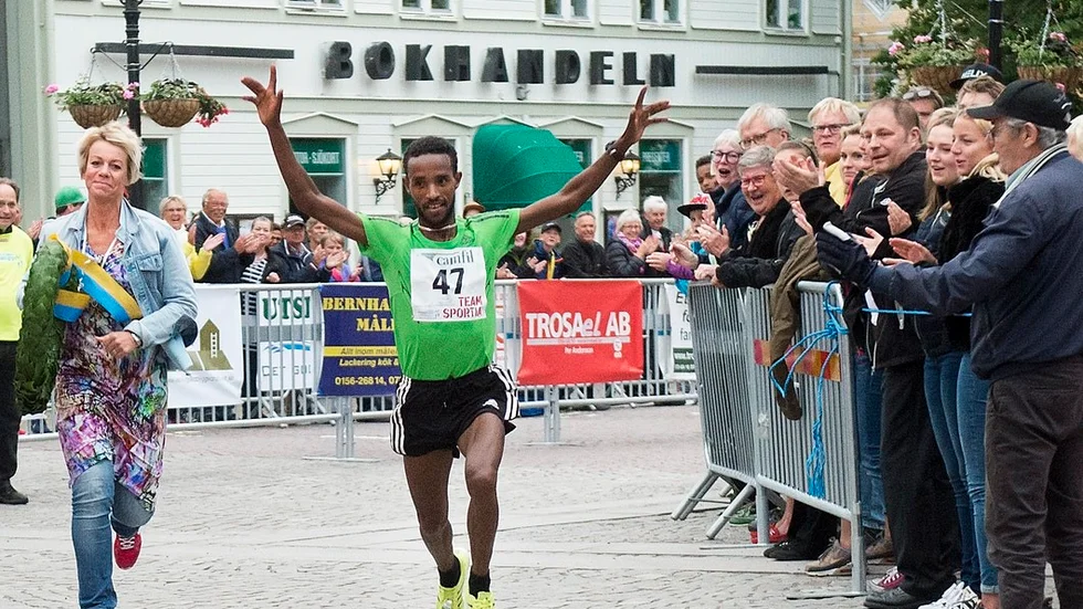 Segern är min. Etiopiern Fikadu Haft Tsadik segrade i herrklassen över 8900 meter – men kenyanen Martin Ojukus imponerande banrekord från 1997 på 25,15 rådde han inte på.