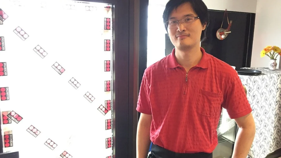 Johan Chen planerar att installera ett metalljalusi för att slippa fler krossade rutor.