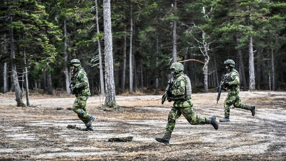 Hur bidrog Centerpartiet genom den slopade värnplikten till Sveriges försvarsförmåga? frågar Hans Ekström (S) och Johan Rocklind (S).  FOTO: TOMAS ONEBORG/SVD/TT
