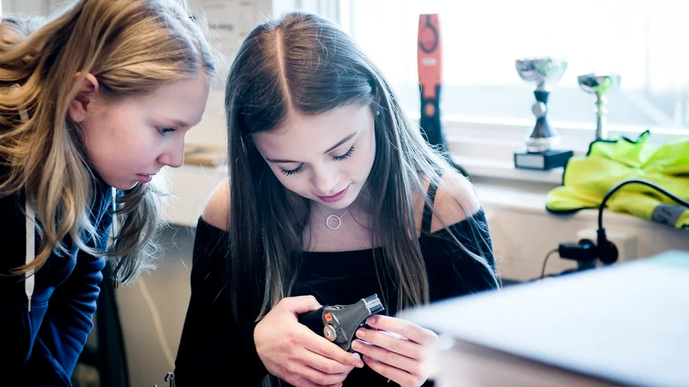 Sanna Elfgren och Cornelia Olsson, som studerar på Nyköpings högstadium, besökte Saab vid Skavsta. Där fick de bland annat prova att löda.