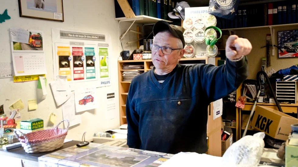 "Dessutom retar jag mig på att när det nu byggs nytt så är det alldeles för höga trottoarkanter längs infarterna." tycker Sören Johansson som samtidigt lever på att reparera bilar.