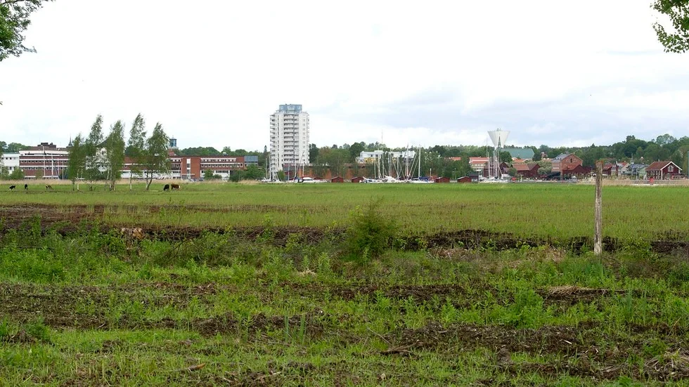 Nuvarande vy från Arnö mot västra hamnområdet, där silon reser sig bakom området som nu planläggs.