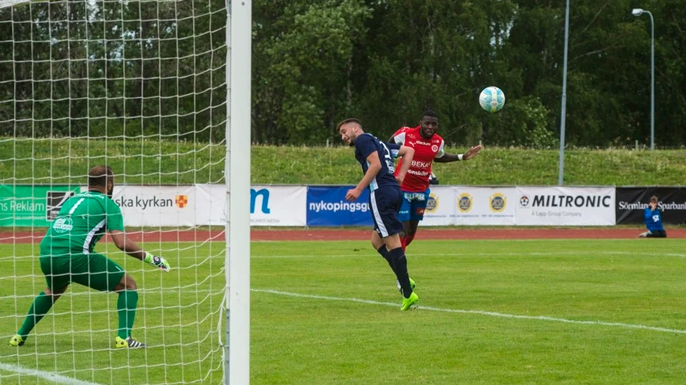 Nu vill Christian Kouakou se den där bollen gå in i mål.