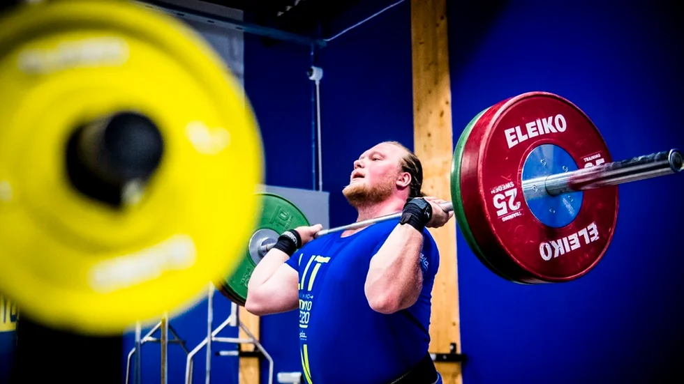 Vi besökte Hampus Lithén på Skrotnissarnas gym när han gjorde de sista veckornas formtoppande övningar inför SM i Borås på söndag. Trosa AIF-lyftaren tillhör en liten skara som kan vinna både stötmomentet och totalen i supertungvikt, plus 105 kilo.