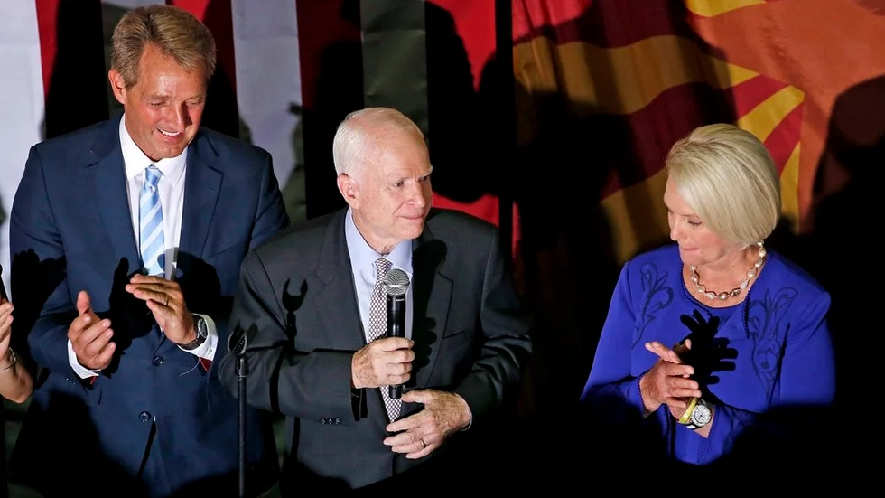 Principfasta kritiker av Trump – men de är båda på utgång. Arizonas båda senatorer Jeff Flake och John McCain. Till höger Cindy McCain.