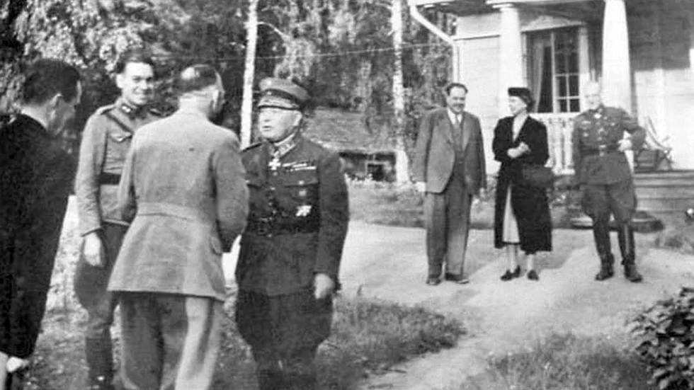 Himmler hälsas välkommen av den finländska generalmajoren Eino Suolahti. I bakgrunden sår Felix Kerstin tillsammans med fru Anna Suolahti och en finsk major. Foto: Vaktel förlag.
